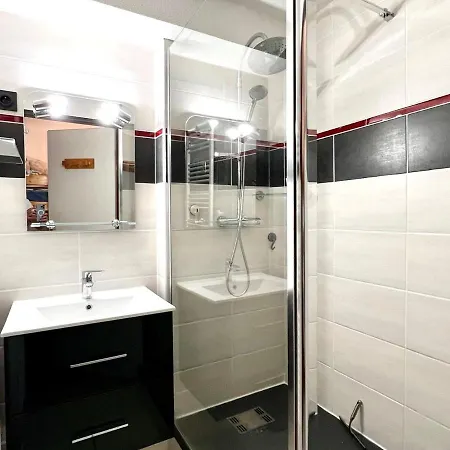 Apartment Renove Avec Terrasse, Proche Ski-bus Et Commerces, - Fr-1-505-178 Notre-Dame-de-Bellecombe